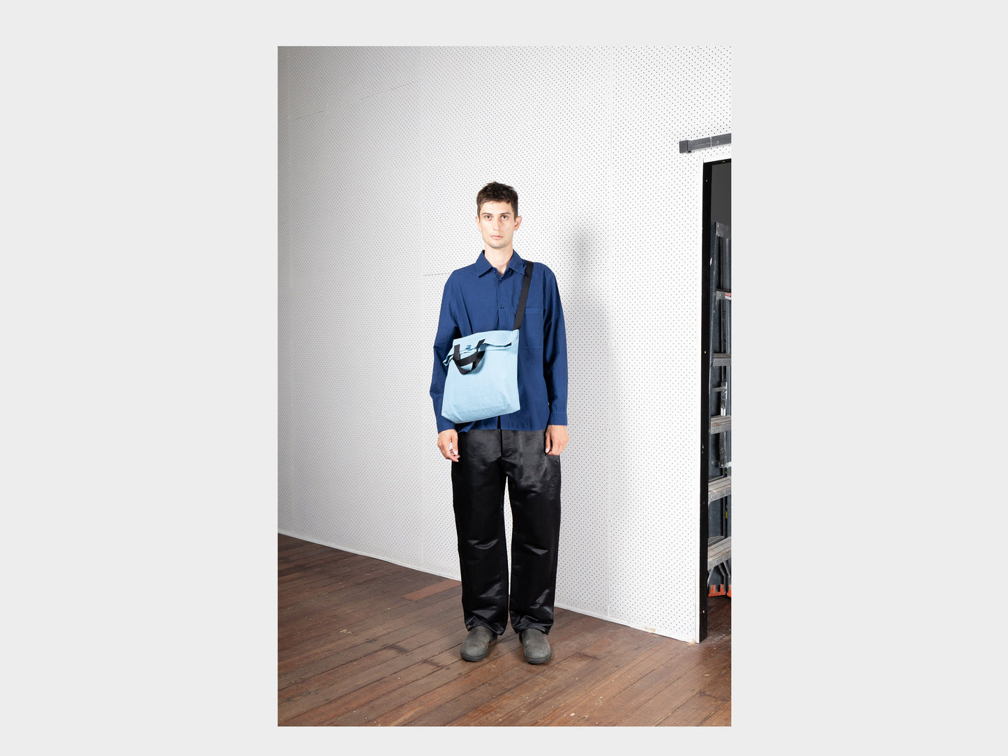 R17B1 "Multi Handle Tote" Mineral Wax