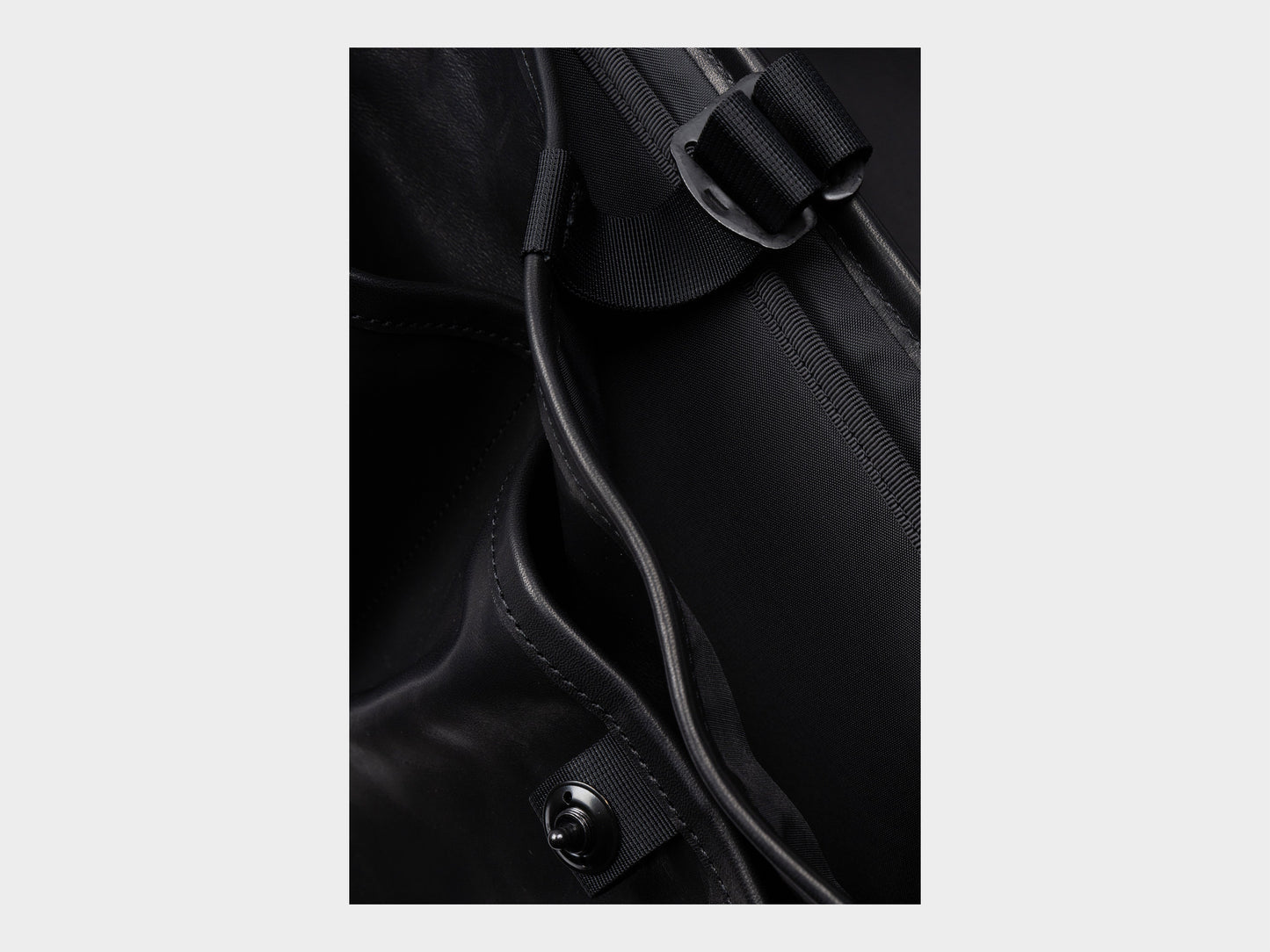 R20G4 "Mini Messenger" Black Hide