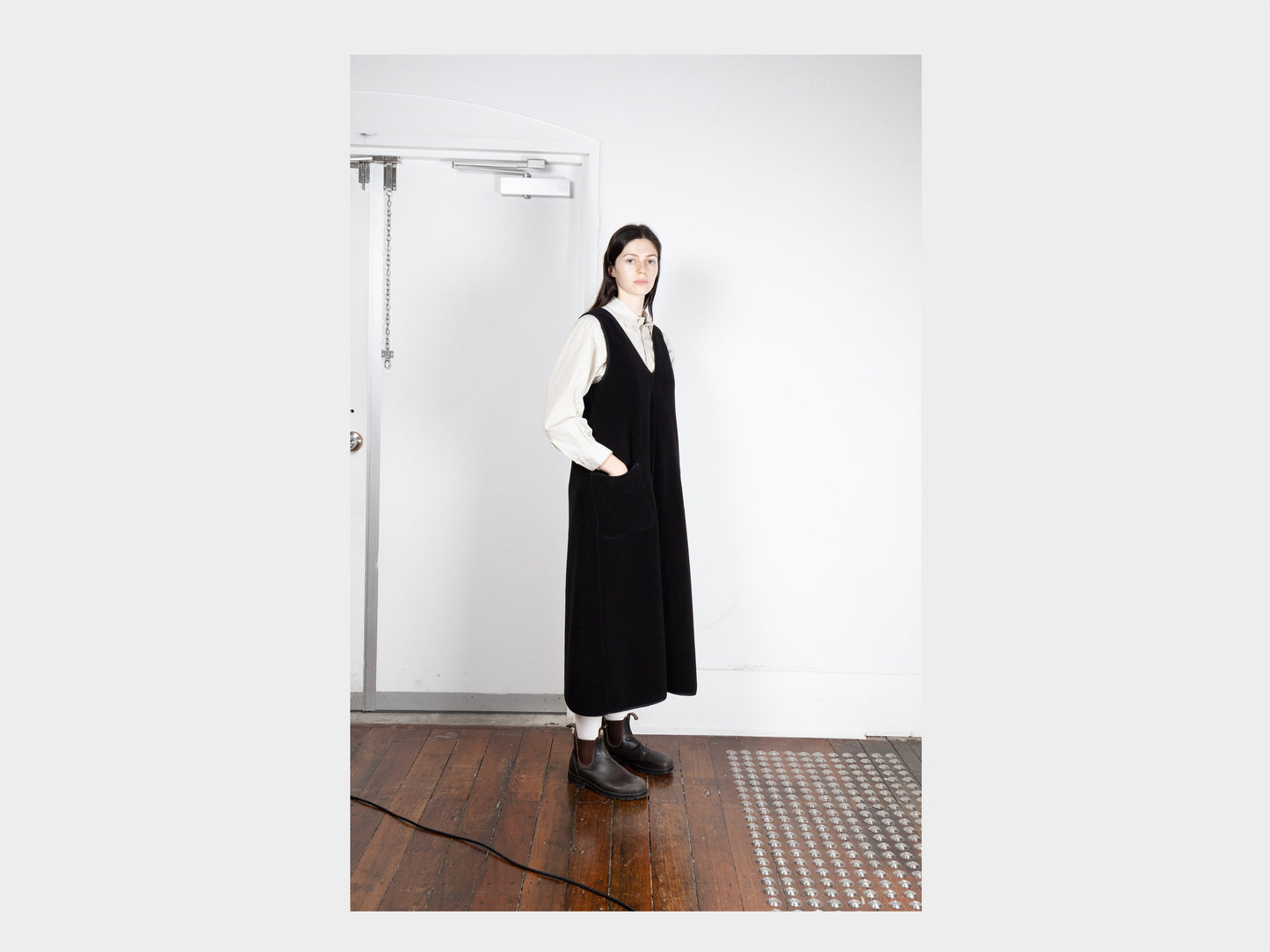 W-R19F5 "V Dress" Black 300